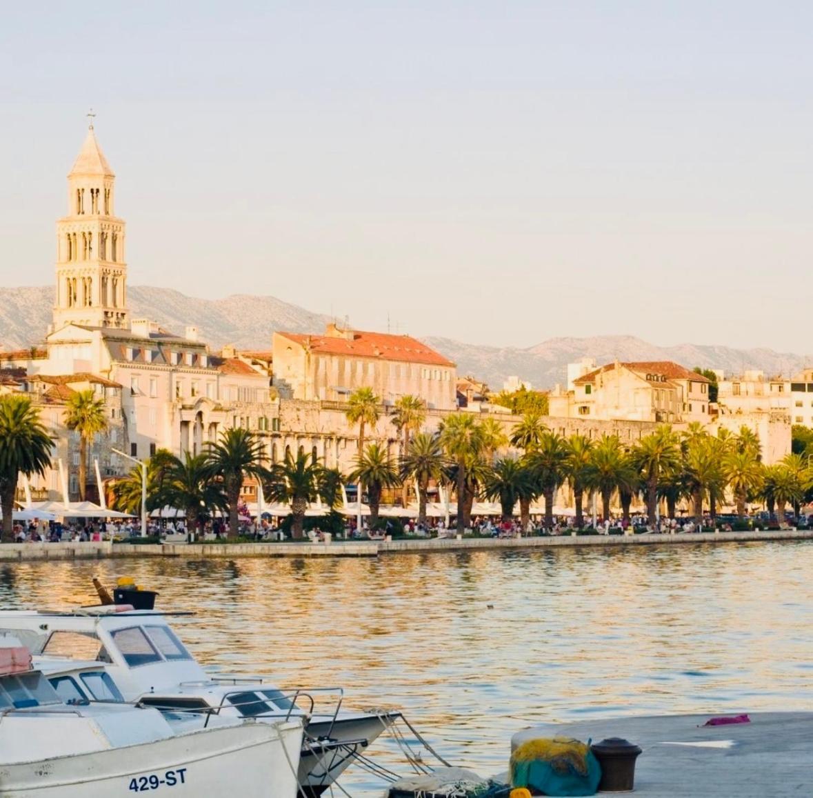 Beachside Apartment Attico Split Bagian luar foto